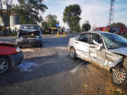 Kierujący bmw, wymusił pierwszeństwo przejazdu na volkswagenie. Zderzenie trzech aut w Osięcinach