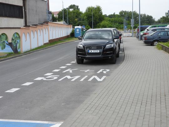 Kiss and Ride - parking pod przystanią tylko na 5 minut. Mieszkańcy ul. Solnej: "Wszyscy teraz będą się wciskać pod nasze bloki, gdzie jest problem z miejscem"