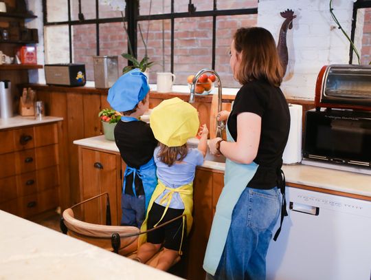 Kitchen Helper od Kids-Wood: Niezbędny Element Wspólnego Gotowania z Dziećmi