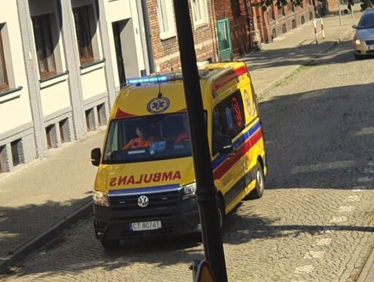 Kobieta wbiegła przed nadjeżdżające Audi. Została przewieziona do szpitala