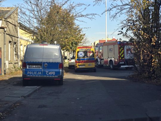 Kobieta zasłabła, w mieszkaniu ulatniał się gaz. Akcja służb przy ul. Cichej