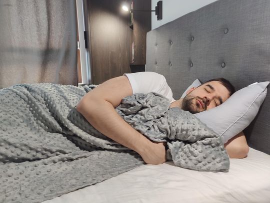 Kołdra obciążeniowa jako element oddziaływania sensorycznego i wsparcia spokojnego odpoczynku