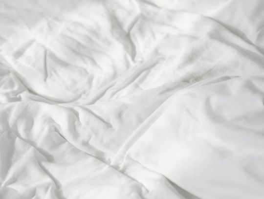 Kołdra obciążeniowa – sposób na lepszy sen, redukcję stresu i codzienne wyciszenie