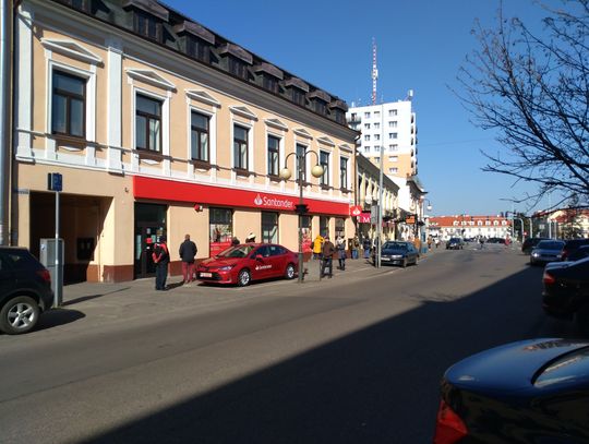 Kolejka przed bankiem. Czy to zgromadzenie? Pyta internauta