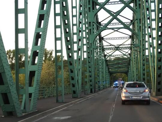 "Stał na barierce mostu, a potem uciekał przed policją"