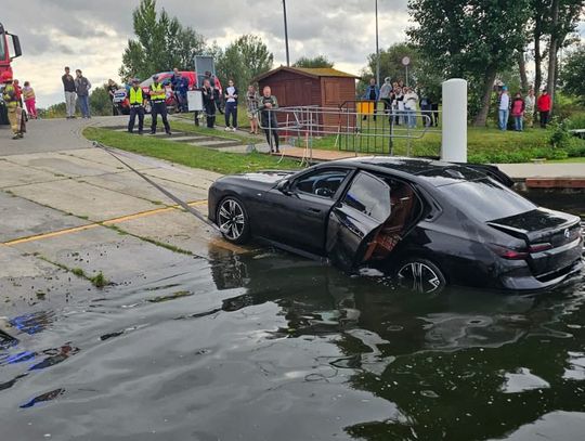 Kolejne auto w Wiśle na przystani przy ul. Płockiej