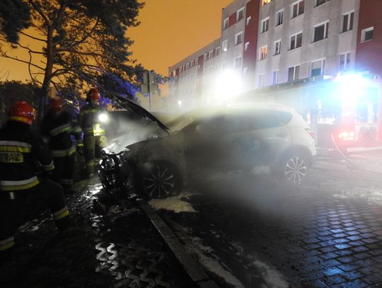 Kolejne podpalenie auta na os. Południe. Spłonął Nissan Qashqai 