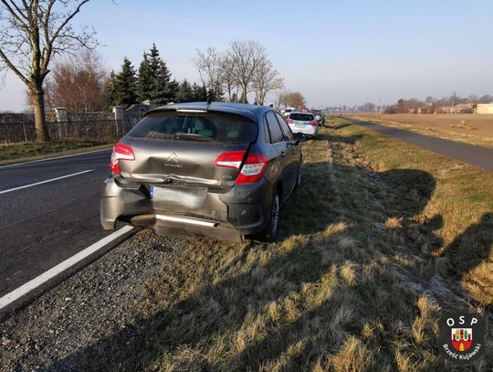 Kolizja 3 aut w Pikutkowie. Jeden z kierowców był poszukiwany przez Sąd