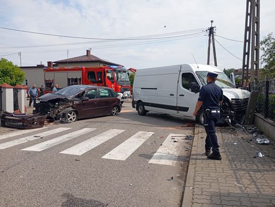 Kolizja auta osobowego z pojazdem dostawczym w Lubieniu