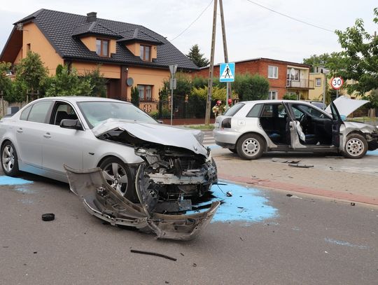 Kolizja BMW i Audi. Drugie auto uderzyło w budynek