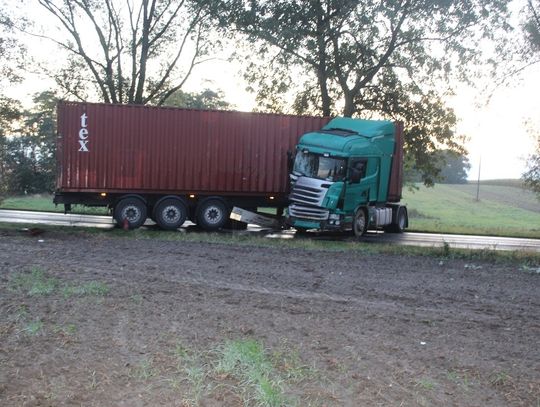 Kolizja ciężarówek w Milżynie. Jeden z kierowców trafił do szpitala