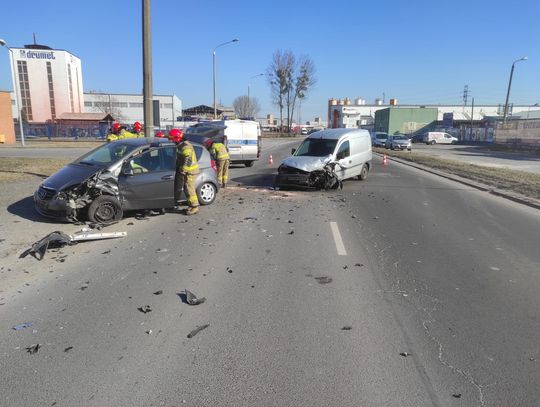 Kolizja dwóch aut osobowych na ul. Zielnej. 70-letni kierowca Opla wymusił pierwszeństwo