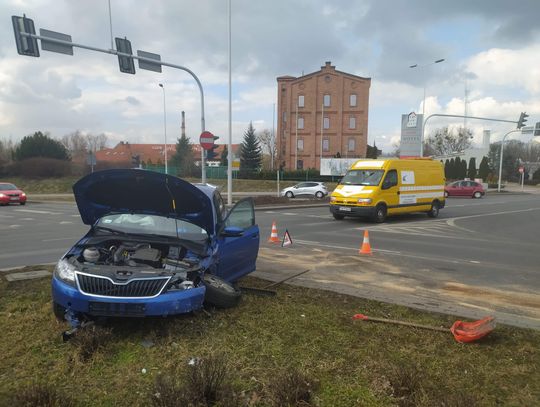 Kolizja dwóch aut osobowych. Utrudnienia w ruchu na skrzyżowaniu ulic Okrzei, Kapitulnej i Wojska Polskiego 