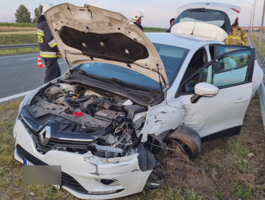 Kolizja na autostradzie. 19-letni kierowca uderzył w bariery