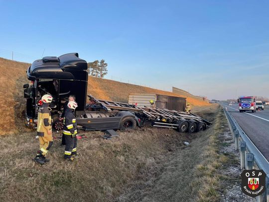 Kolizja na autostradzie A1. Ciężarówka zjechała do rowu