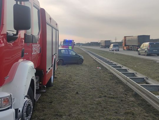 Kolizja na autostradzie A1 w pobliżu Kowala. Toyota stała na pasie zieleni 