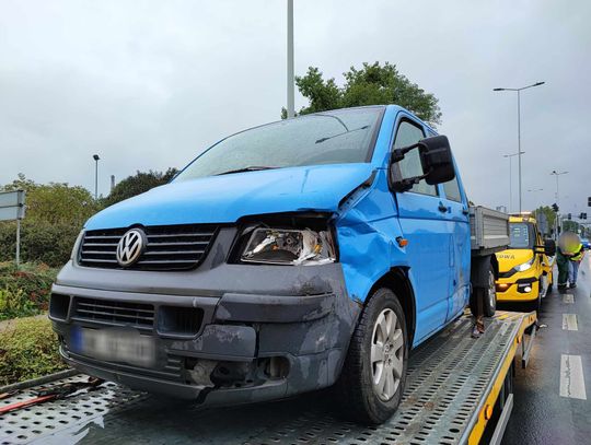 Kolizja na skrzyżowaniu. Sprawczynią 64-latka kierująca Dacią