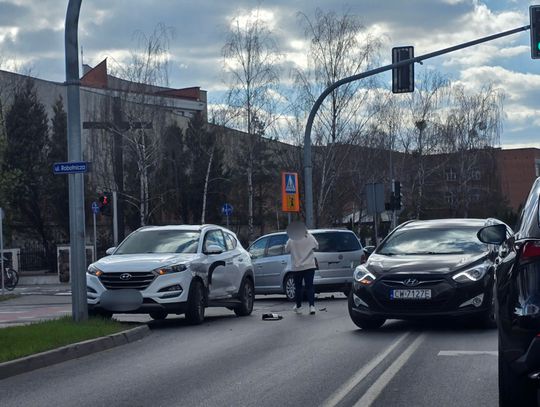 Kolizja na ruchliwym skrzyżowaniu na os. Południe