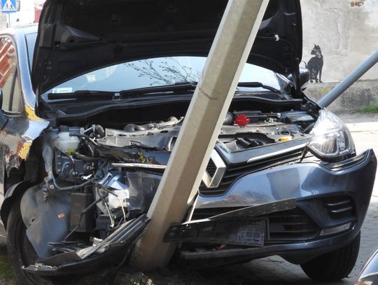 Kolizja na ul. Kapitulnej. Przewrócony słup oświetleniowy i znak drogowy