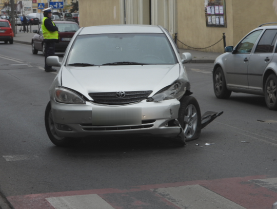 Kolizja Toyoty i autobusu. Ruchem na ulicy Brzeskiej kieruje policja
