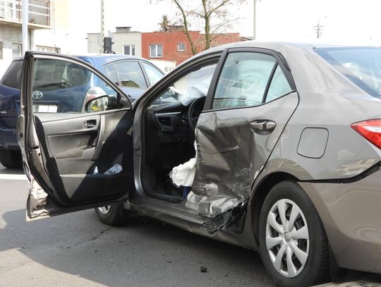 Kolizja Toyoty i Hondy na skrzyżowaniu ulic Wiejskiej, Gajowej i Zgodnej