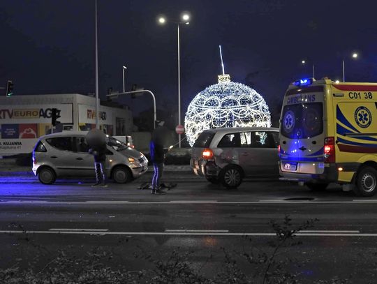Kolizja trzech pojazdów w tym karetki jadącej do pacjenta na skrzyżowaniu ul. Okrzei i Wroniej 