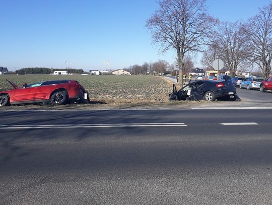 Kolizja w regionie. Volvo i Peugeot wylądowały w rowie