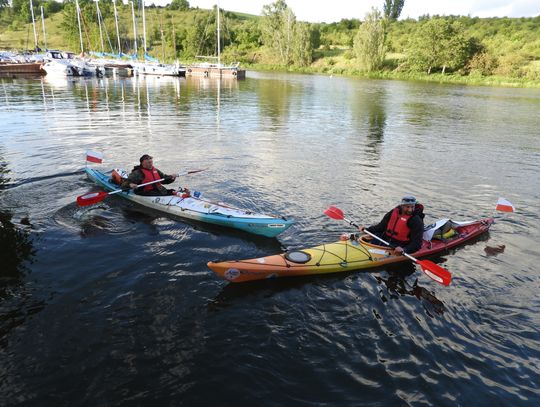 Komandosi płyną przez Wisłę kajakami, aby zebrać pieniądze na leczenie kolegi. Dziś dobili do Włocławka 