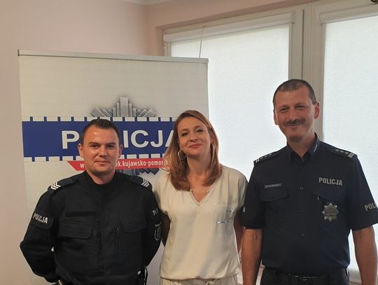 Komendant policji z Włocławka nagrodził pielęgniarkę oraz policjanta, którzy uratowali życie kobiecie