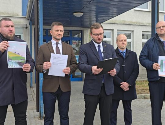 Konferencja Konfederacji pod Urzędem Miasta. Pokazali dokument i odpowiadają prezydentowi