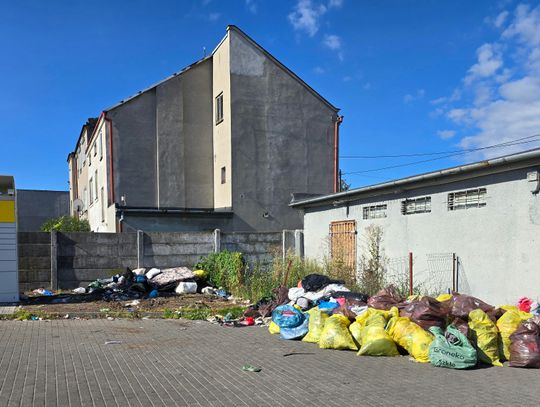Koniec bałaganu przy Kaliskiej? Pojemniki zniknęły, zostały worki