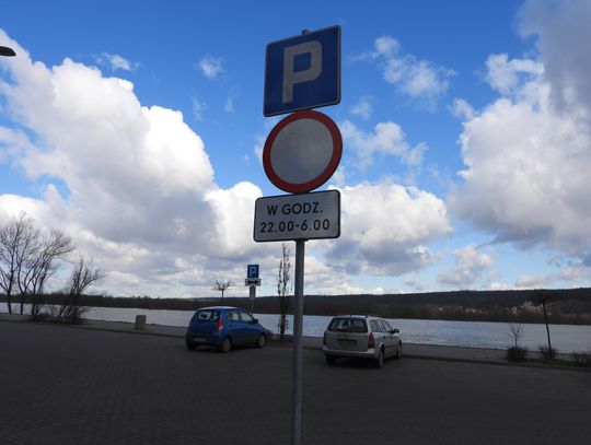 Koniec z parkowaniem auta przy przystani. Pojawił się prawidłowy znak drogowy