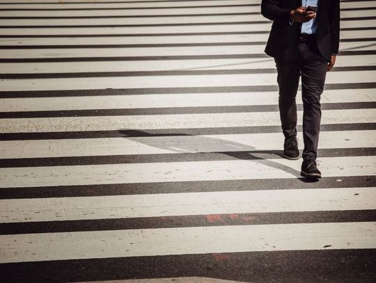 Koniec z używaniem telefonu na przejściu dla pieszych? Od czerwca wchodzą w życie nowe przepisy ruchu drogowego