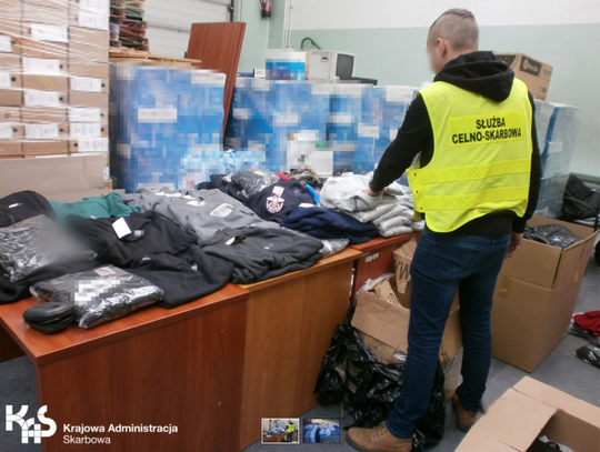 Kontrola na włocławskim targowisku. Zatrzymano 190 sztuk odzieży sportowej oraz 14 kompletów dresowych