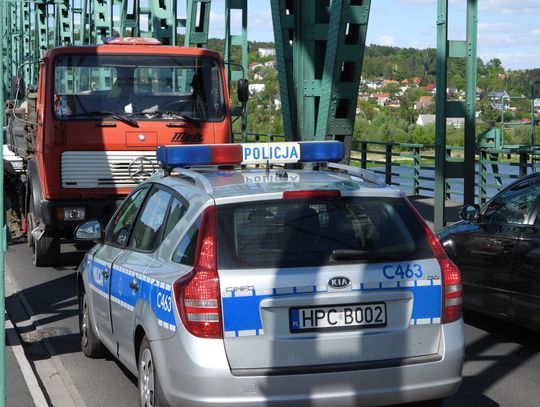 Korek na moście i ul. Wyszyńskiego. Od ciężarówki odpadło koło