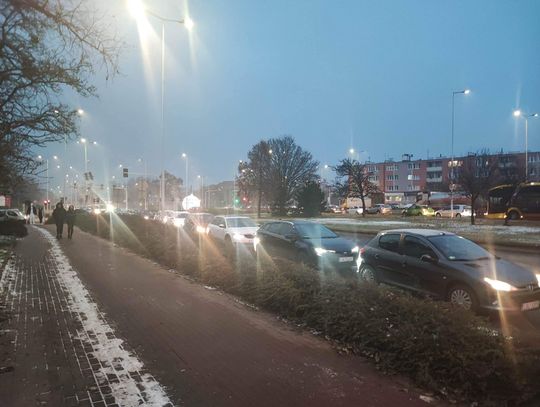 Korek na Okrzei. Circle K do 17.00 sprzedaje paliwo o 1 zł taniej