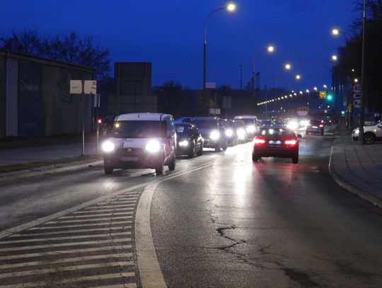 Korki na Płockiej. Trwa wymiana nawierzchni na rondzie ul. Płockiej, Al. Kazimierza Wielkiego i Al. ks. Jerzego Popiełuszki