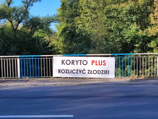 "KORYTO PLUS ROZLICZYĆ ZŁODZIEI" - taki baner pojawił się na ulicy Wysokiej