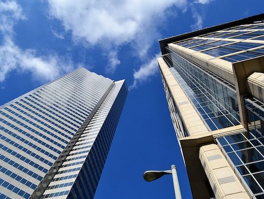 Korzyści ekonomiczne płynące z inwestycji w zieloną energię dla przedsiębiorstw