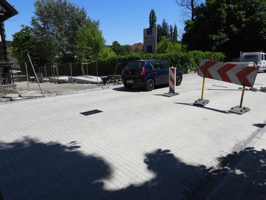 Kostka zamiast asfaltu na ul. Wyszyńskiego. Jedni pytają o trwałość inni czy ratusz ograniczy prędkość 