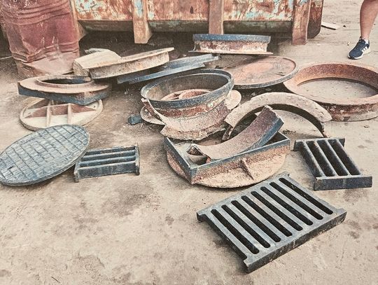 Kradli żeliwne elementy studzienek. Grozi im do 7,5 roku więzienia