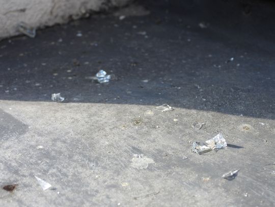 Kto nie lubi polityków PiS? Leca szyby w biurze parlamentarnym 