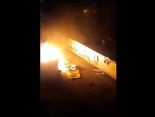 Kto podpalił sklep przy ul.Toruńskiej? Policja szuka świadków 