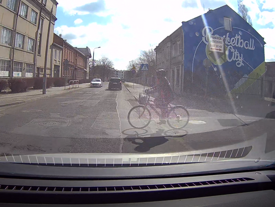 "Kto tak bezmyślnie wjeżdża na skrzyżowanie" [video]. Rowerzystka wjechała wprost pod koła samochodu