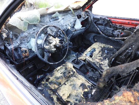 Ktoś podpalił porzucone na parkingu auto. Sprawę zbada policja