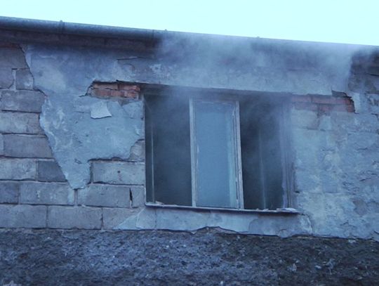 Ktoś wciąż podpala ten sam budynek. Pożar pustostanu przy ul. Ciasnej strażacy gasili także wczoraj 