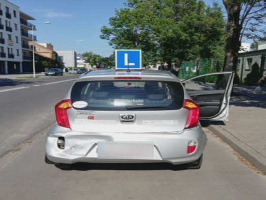 Kurier autem dostawczym uderzył w pojazd nauki jazdy. Instruktorka przewieziona do szpitala 