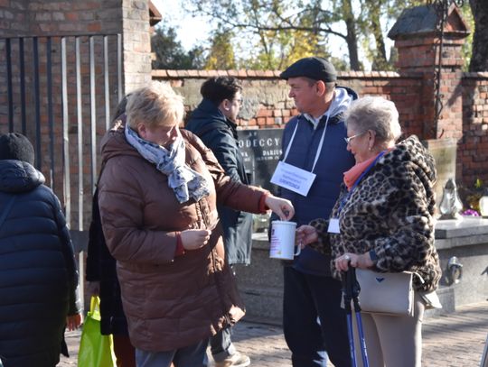 Kwesta na cmentarzu komunalnym. Mieszkańcy wsparli renowację grobu pułkownika Gromczyńskiego
