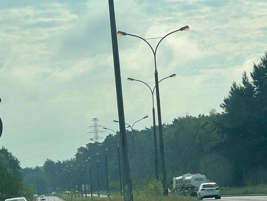 Latarnie na Al. K. Wielkiego świeciły się w dzień. Czytelnik pyta: komu te światła się świecą?
