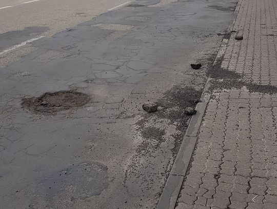 Łaty wypadają z dziur. Włocławianin pyta o przyczynę